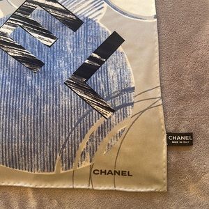 Chanel 100% silk scarf. Women.